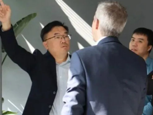 Para pemimpin Federasi Industri Mesin Tiongkok Cabang Robotika mengunjungi perusahaan kami untuk studi tur.